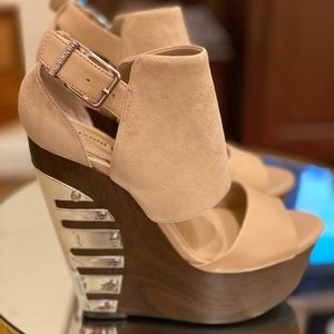NWT Gianni Bini sz 6.5 platform suede wedges Nude